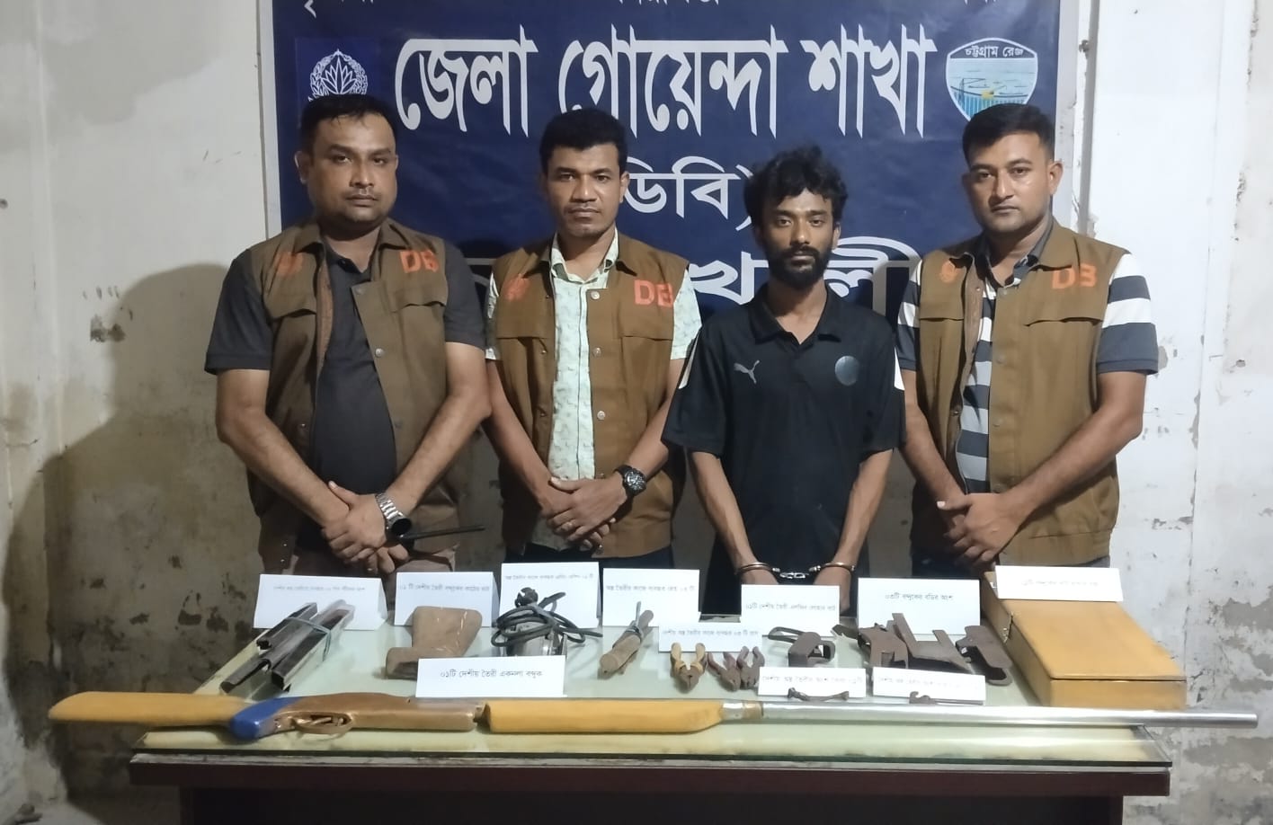 ​নোয়াখালীতে ডিবির অভিযানে দেশীয় অস্ত্র ও তৈরির সরঞ্জামসহ কারিগর গ্রেপ্তার